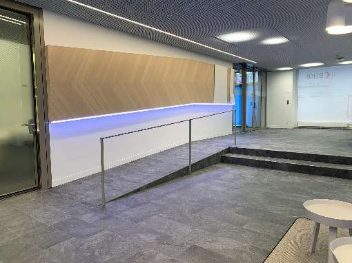 Images 1-3: The veneer decks used represent the corporate design of BLKB in Aesch, Switzerland, in a beautiful and sustainable way. Photos: Roser AG